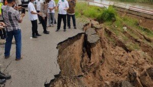 Longsor, Jalan Lingkar Jembatan Enim III Ditutup