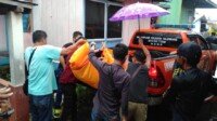 Jasad nenek Suginah saat dievakuasi aparat kepolisian di Palembang (Selfy / Mattanews.co)