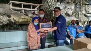 Pengelola Objek Wisata Gua Putri Terima Bantuan dari Disbudpar Sumsel