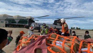 Keahlian dan Kecepatan dengan Helikopter Chinook Kirim Bantuan Korban Gempa Sulbar