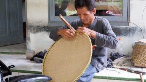 Miliki Kekurangan Fisik, Raswan Tetap Tekuni Bisnis Kerajinan Gerabah Bambu