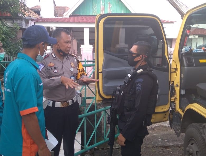 Tim Polda Sumsel memberi pengarahan kepada personel Brimob Polda Sumsel yang mengawal distribusi Vaksin Sinovac (Dok. Humas Polda Sumsel / Mattanews.co)