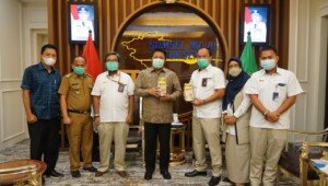 Herman Deru Kepala Daerah Pertama Bagikan Insentif Beras ke ASN dan Honorer