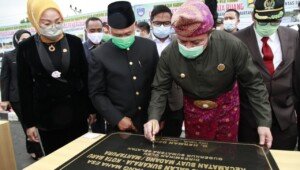 Bertepatan HUT OKU Timur Ke-17, Herman Deru Resmikan 70 Bangunan Infrastruktur