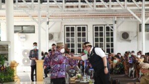 Herman Deru Didaulat Jadi Bapak Perangkat Desa Indonesia