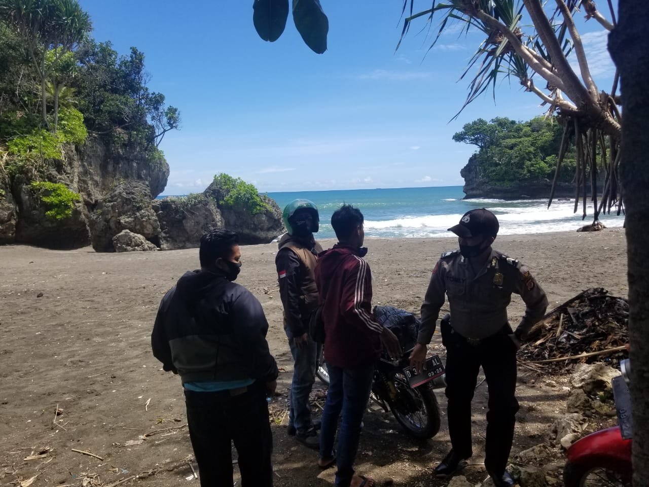 Pengamanan di kawasan objek wisata Pantai Madasari, Kecamatan Cimerak, Kabupaten Pangandaran, Jawa Barat, pada Rabu (30/12/2020).