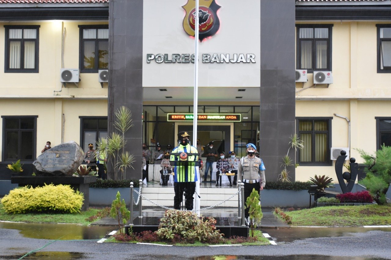 Kapolres Banjar AKBP Melda Yanny, S.I.K.,M.H. memimpin Apel Kesiapan Pengamanan Malam Tahun Baru 2021, pada Kamis, (31/12/2020).