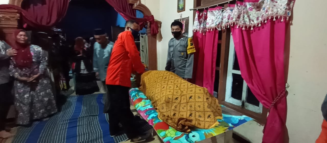 Mahfud (55) warga Desa Karangsono, Kecamatan Kanigoro, Kabupaten Blitar ditemukan meninggal akibat tenggelam di sungai Brantas, Minggu (03/01) malam.