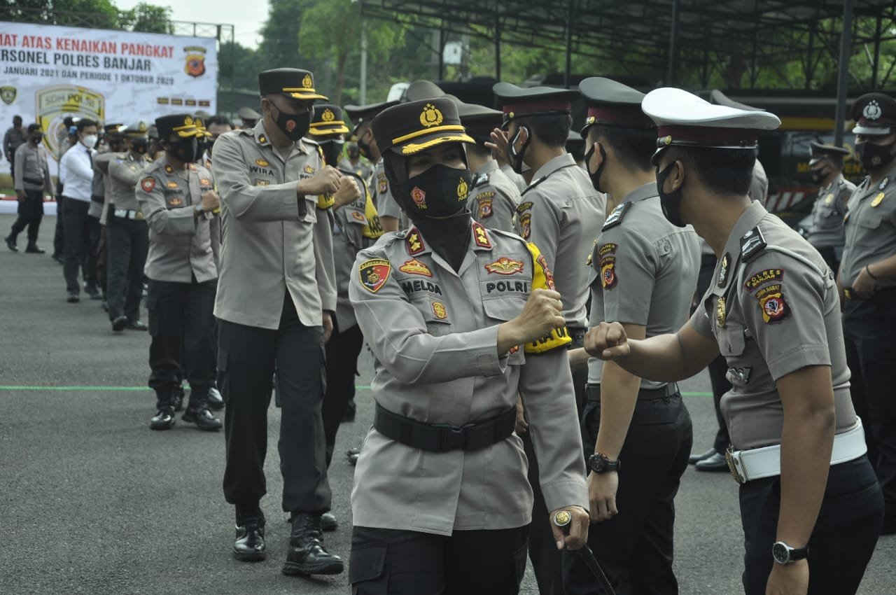 Kapolres Banjar AKBP Melda Yanny, S.I.K.,M.H. pimpin upacara Korp Raport Kenaikan Pangkat Personil Polres Banjar, pada Senin (4/1/2020).