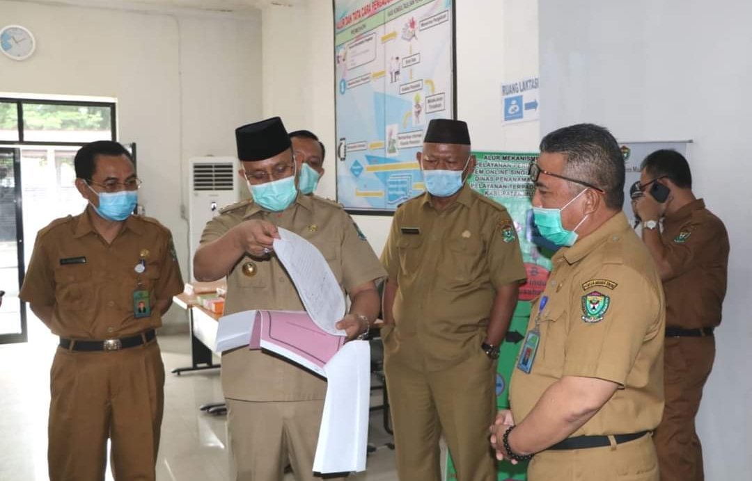 Bupati Muara Enim Juarsyah saat mengecek absensi kehadiran pegawai di kantor dinas di Muara Enim (Arie / Mattanews.co)
