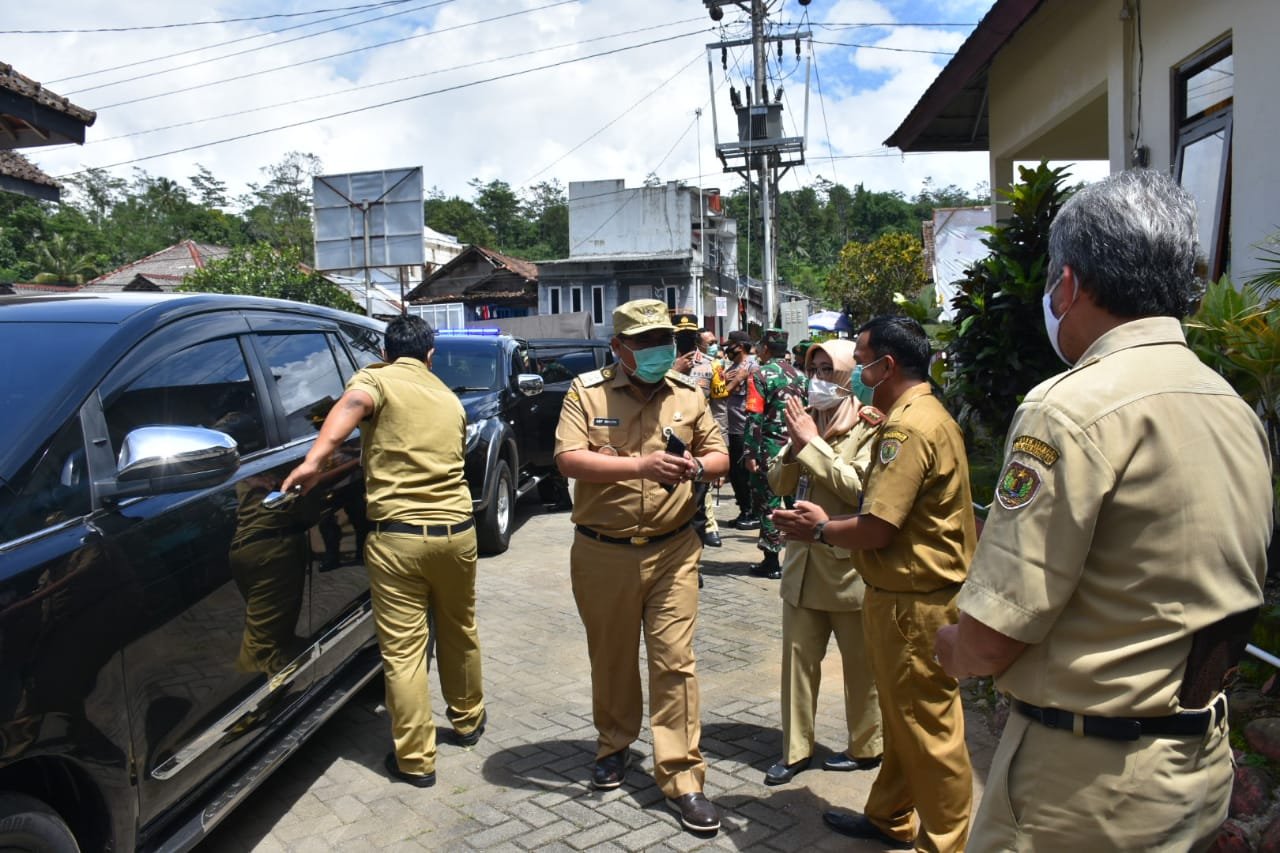 Pemerintah Kabupaten bersama Polres dan Kodim 0710/Pekalongan mengadakan acara pembinaan kepala desa se-kecamatan Paninggaran pada Senin (04/01/21) pagi.