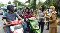 2 Srikandi Kota Banjar Bagikan Masker di Alun-alun Kota Banjar