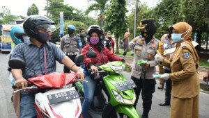 2 Srikandi Kota Banjar Bagikan Masker di Alun-alun Kota Banjar