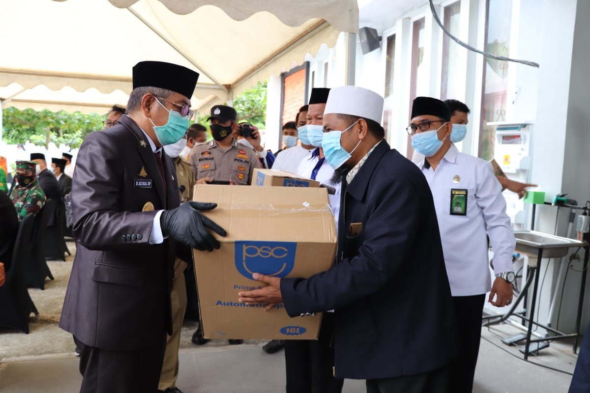 Gubernur Sulbar, Ali Baal Masdar saat menjadi Inspektur upacara pada peringatan Hari Amal Bhakti (HAB) ke-75 di Lapangan Upacara Kantor Kementrian Agama Sulbar, Selasa, ( 5/1/2021).