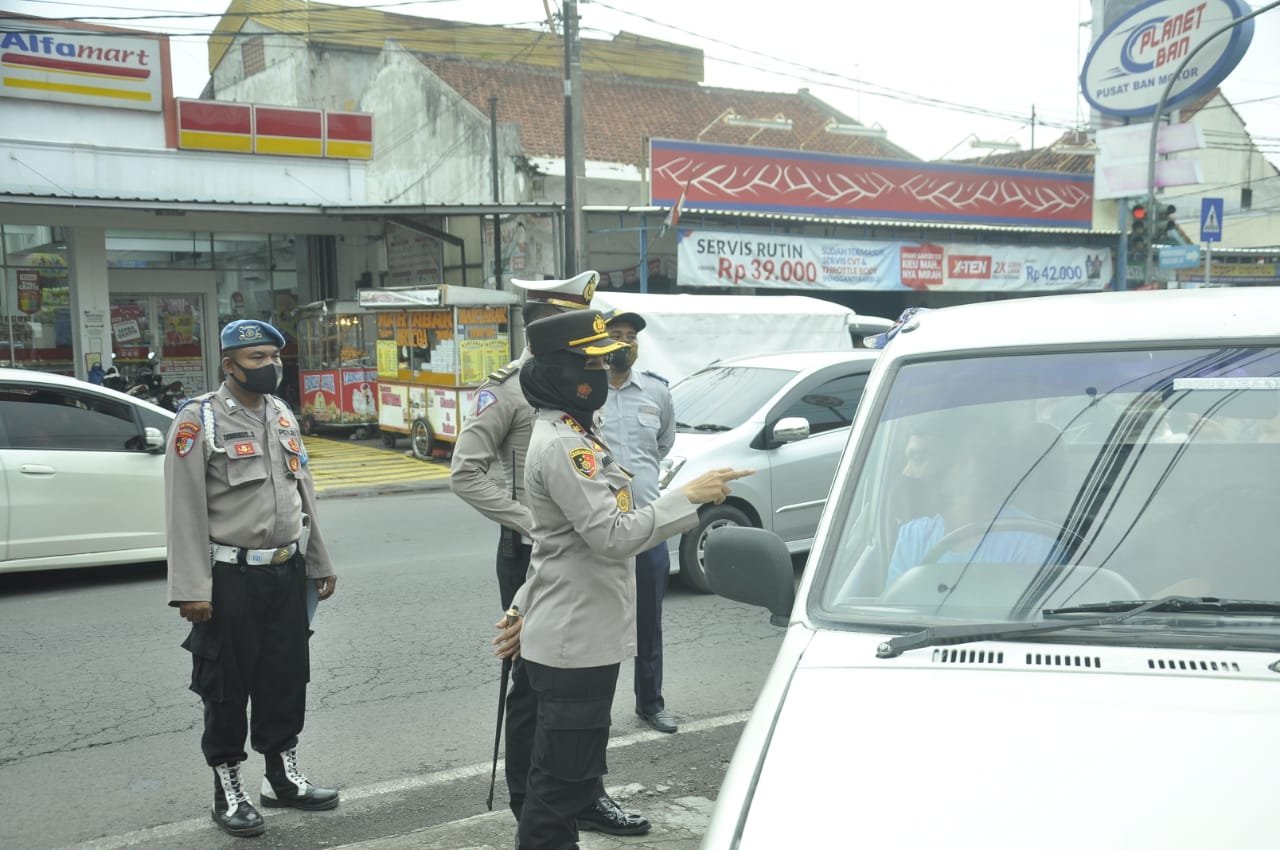 Kapolres Banjar AKBP Melda Yanny, S.I.K.,M.H. meninjau pelaksanaan Operasi Yustisi penegakan disiplin protokol kesehatan Covid-19 di Simpang 4 Djarum Kota Banjar.