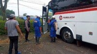 Jelang PSBB Jawa-Bali, Brimob Jabar Gencar Laksanakan Penyemprotan Disinfektan