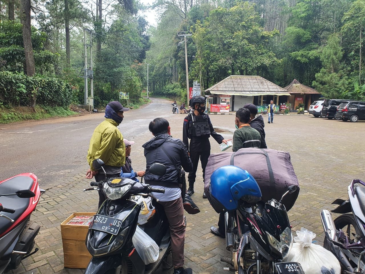 Anggota piket Mako Kompi 1 Batalyon B Pelopor Satbrimob Polda Jabar Bharatu Iman Firmansyah, S.Pd., pada Jumat (8/01/2021), melaksanakan monitoring dan cek protokol kesehatan serta menerima baik keluhan maupun aspirasi dari para pedangang di objek wisata Jayagiri Lembang Kabupaten Bandung Barat