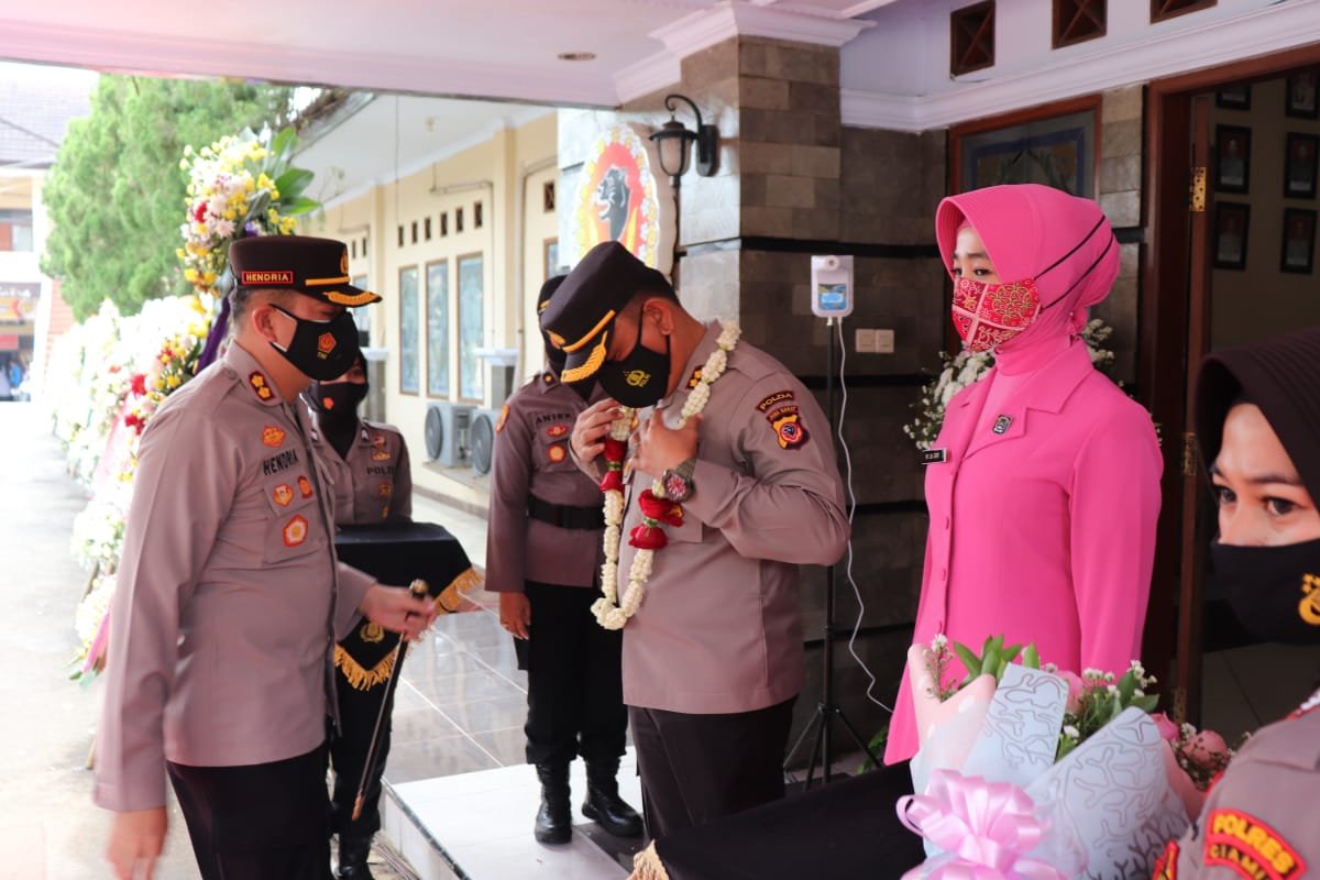 acara serah terima jabatan Kapolres dari AKBP Dony Eka Putra, S.I.K., M.H. kepada AKBP Hendria Lesmana, SIK., M.Si., dihalaman Mapolres Ciamis Jalan Jendral Sudirman No.271, Sindangrasa, Kecamatan Ciamis, Kabupaten Ciamis, Jawa Barat, pada Jumat (8/01/2021).