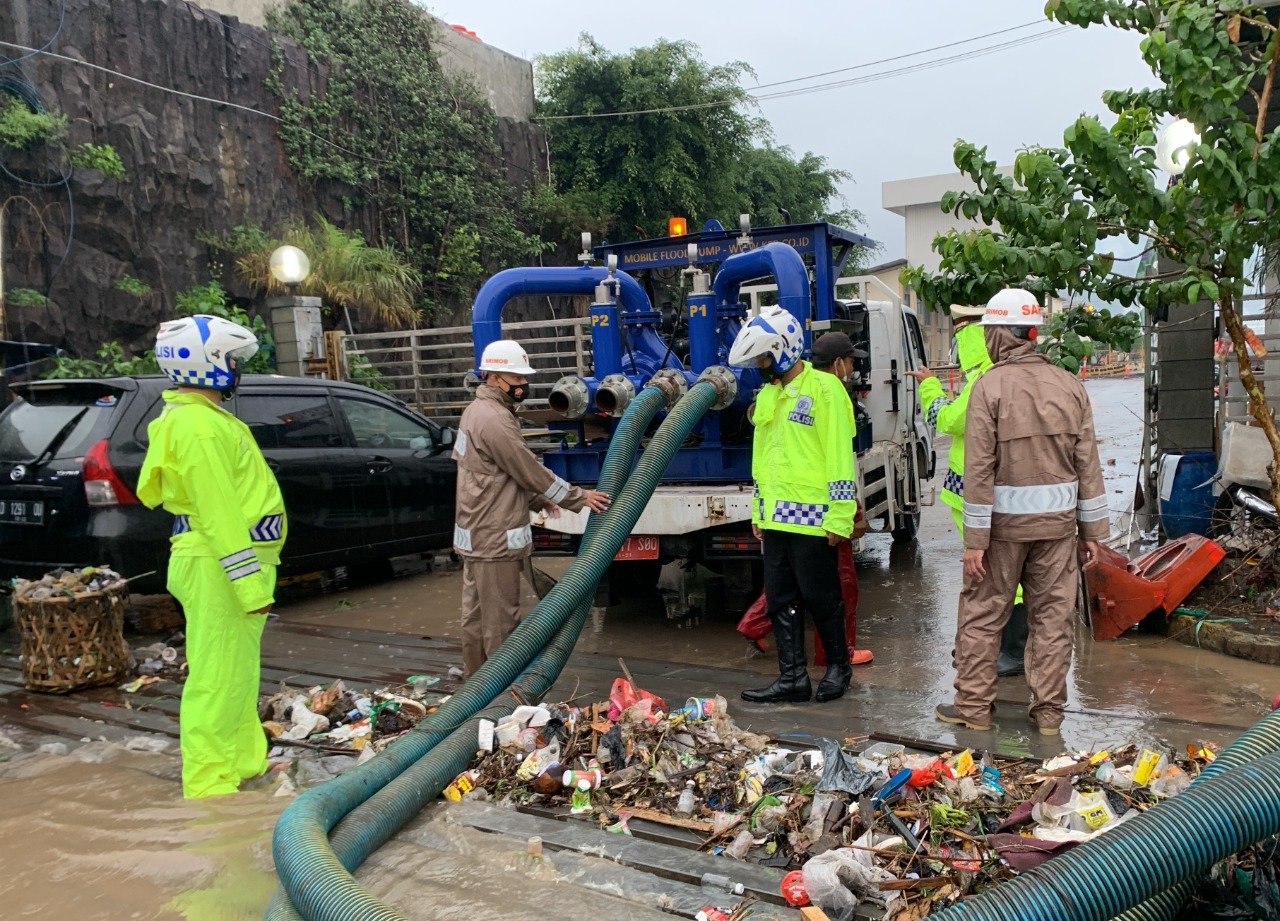Banjir di perbatasan Bandung- Sumedang tepatnya di jalan Raya Bandung Garut.