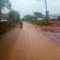 Jalan yang ditutupi tanah merah menutupi sepanjang jalan di beberapa kawasan di Muara Enim Sumsel saat musim penghujan (Arie / Mattanews.co)