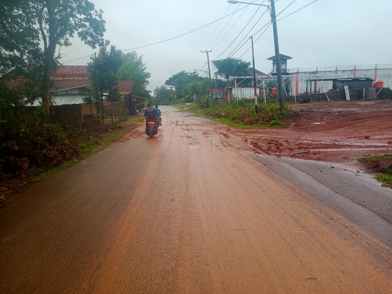 Jalan yang ditutupi tanah merah menutupi sepanjang jalan di beberapa kawasan di Muara Enim Sumsel saat musim penghujan (Arie / Mattanews.co)