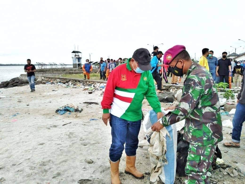 Wako Medan bersama-sama aparat TNI-Polri dan para pelajar beramai-ramai membersihkan sampah di tepian Pantai Ocean Pasific (Tison / Mattanews.co)