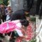 Para kerabat korban penusukan, Andriana Yubelia Noven Cahya melakukan tabur bunga di lokasi kejadian, Kamis (10/1/2019) lalu. Tabur bunga tersebut dilakukan untuk mengenang korban. (Bambang/Mattanews.com)