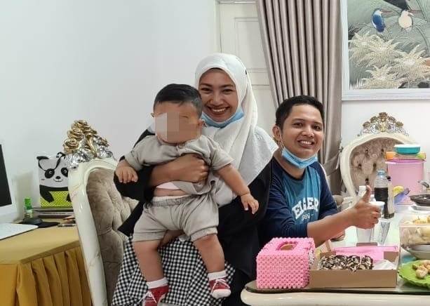 Penumpang pesawat Sriwijaya Air Indah Halimah Putri berfoto bersama suami dan anaknya semasa hidup