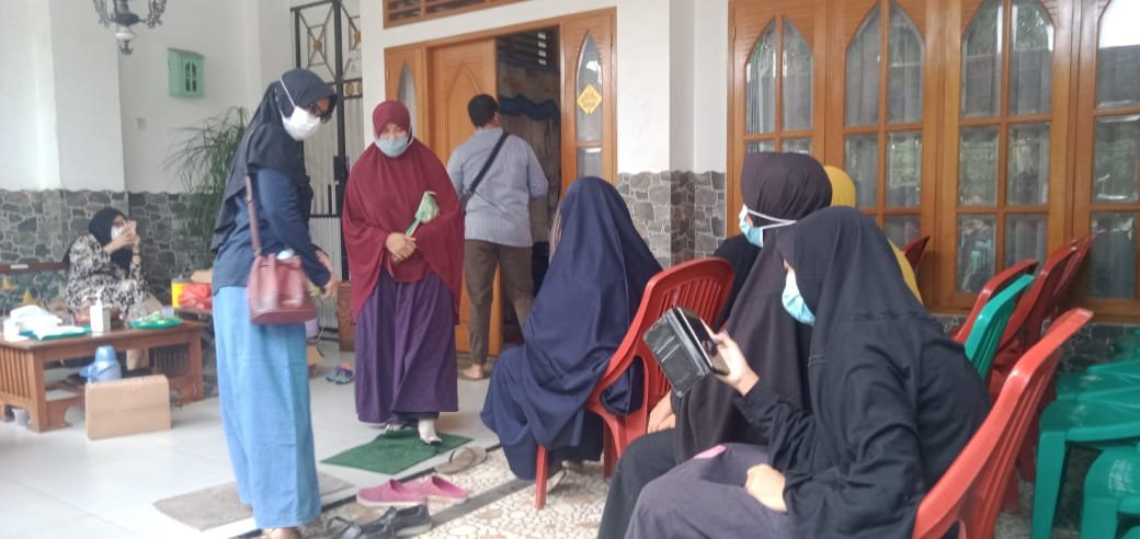 Tetangga dan kerabat mendatangi kediaman Kapten Afwan di Komplek Bumi Cibinong Endah, RT 01 RW 10, Kecamatan Cibinong, Kabupaten Bogor, Minggu (10/1/2021) (Bambang/Mattanews.co)