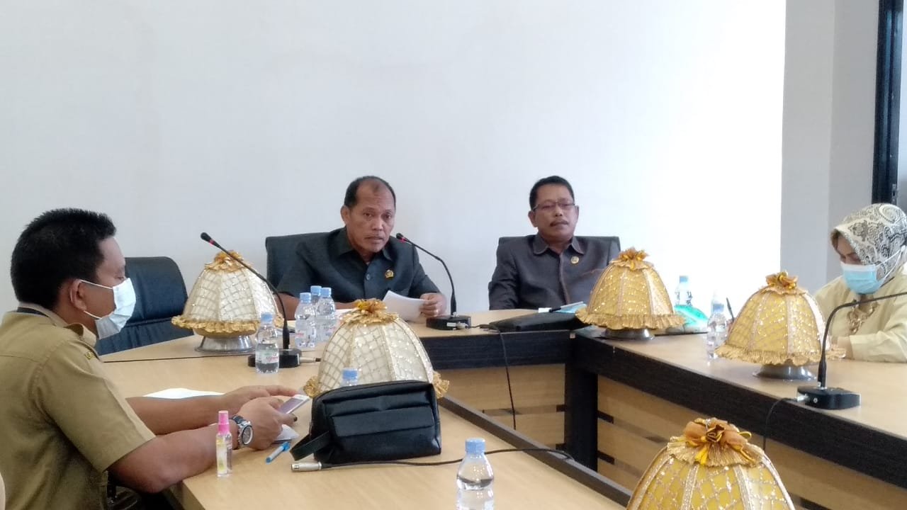Rapat Dengar Pendapat (RDP) yang digelar Komisi I DPRD Mamuju di ruang penerimaan aspirasi DPRD Mamuju, selasa (12/1/21)