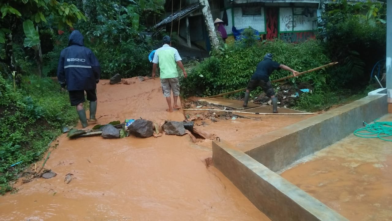 Jalur irigasi di Dusun Desa RT 05 RW 02 Desa Gunungsari, Kecamatan Sadananya, Kabupaten Ciamis, Jawa Barat