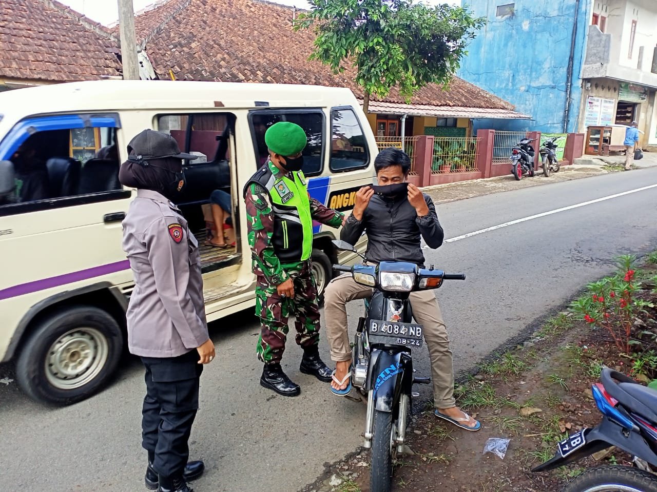 Satgas Covid-19 melaksanakan kegiatan woro-woro sosialisasi tentang Pemberlakuan Pembatasan Kegiatan Masyarakat (PPKM) di sejumlah wilayah di Kecamatan Sadananya, Kabupaten Ciamis, Jawa Barat, Rabu (13/01/2021).