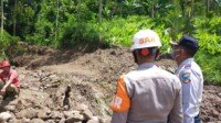 Tim SAR Batalyon A Pelopor Brimob Jabar Pantau Lokasi Longsor