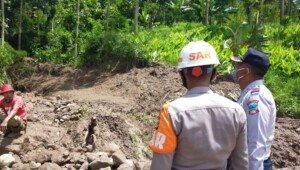 Tim SAR Batalyon A Pelopor Brimob Jabar Pantau Lokasi Longsor