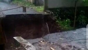Sungai Cinagawiru Meluap Jembatan di Kelurahan Sindangrasa Ciamis Putus Total
