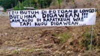 Kesal Tak Kunjung diperbaiki, Warga Pasang Spanduk dengan Ungkapan Kesal di Jalan Talegong Garut