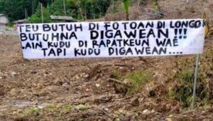 Kesal Tak Kunjung diperbaiki, Warga Pasang Spanduk dengan Ungkapan Kesal di Jalan Talegong Garut