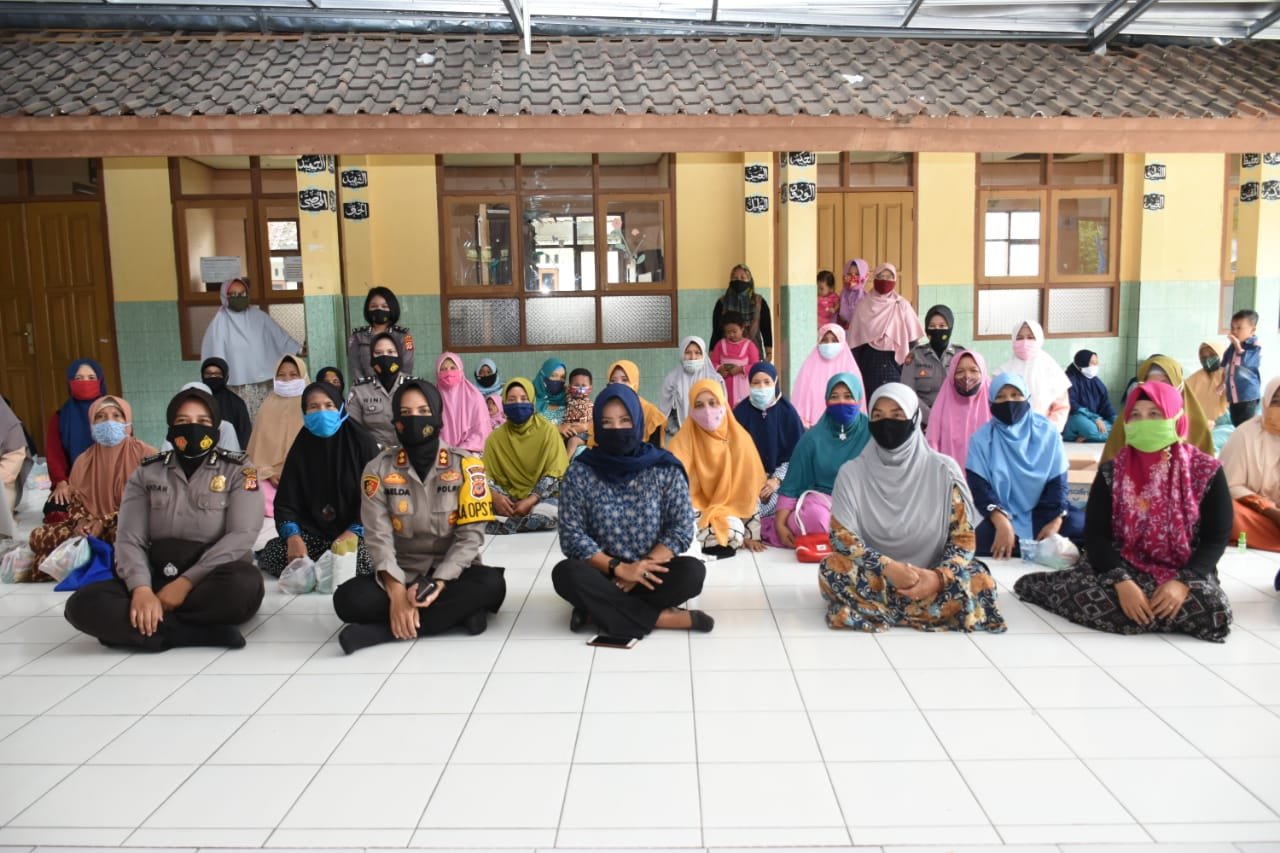 Kapolres Banjar sosialisasikan PPKM kepada ibu-ibu pengajian.