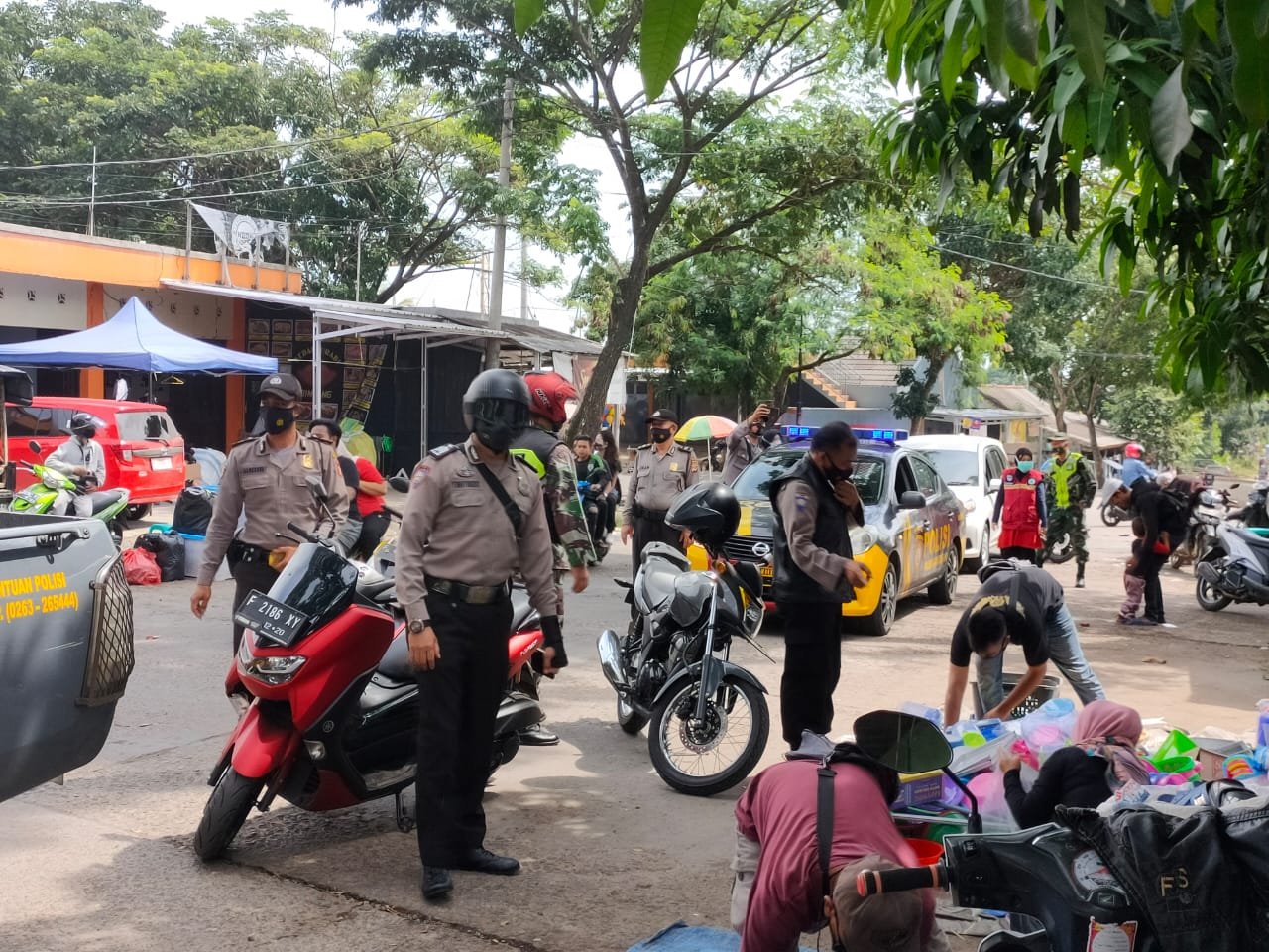Operasi Yustisi dalam rangka penegakkan Inpres nomor 6 Tahun 2020 di area Car Free Day (CFD) Jln Terusan Terminal Rawabango Kampung Sinagar, Desa Bojong, Kecamatan Karangtengah, Kabupaten Cianjur, Minggu (17/01/21).