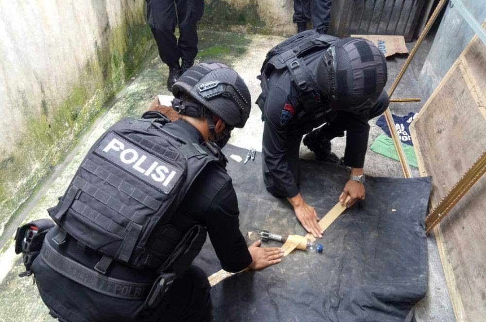 satuan unit Penjinak Bom (Jibom) Brimob Polda Jawa Barat diturunkan guna menindaklanjuti dan mengamankan temuan bom.