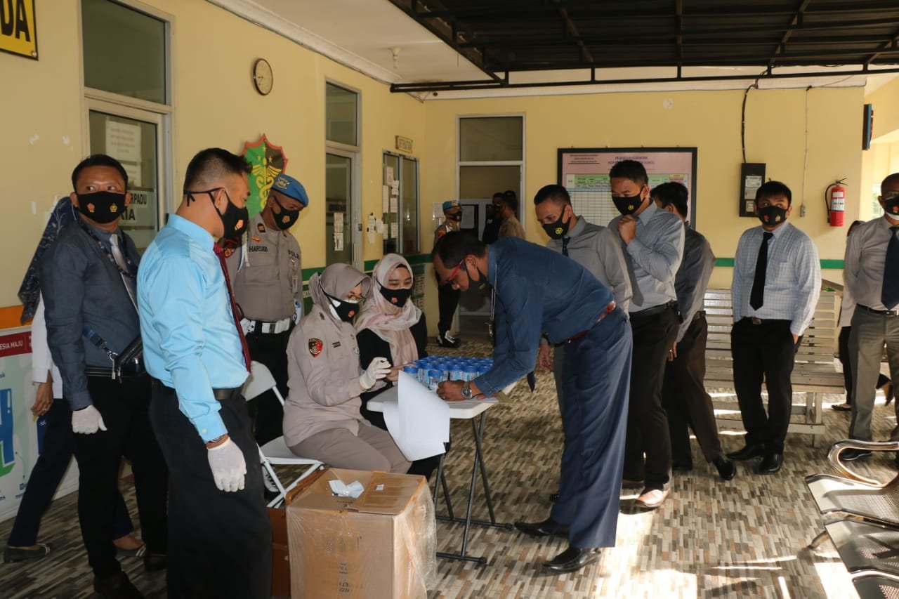 Tes urine dadakan di Mapolda Sumsel.