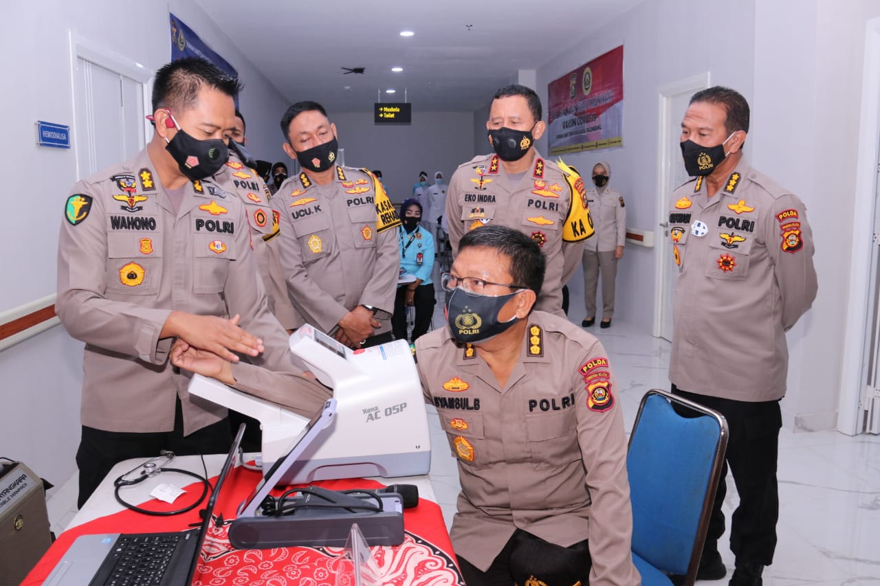 Kapolda Sumsel, Irjen Pol Prof Dr Eko Indra Heri, menyaksikan launching penyuntikan Vaksinasi Covid - 19