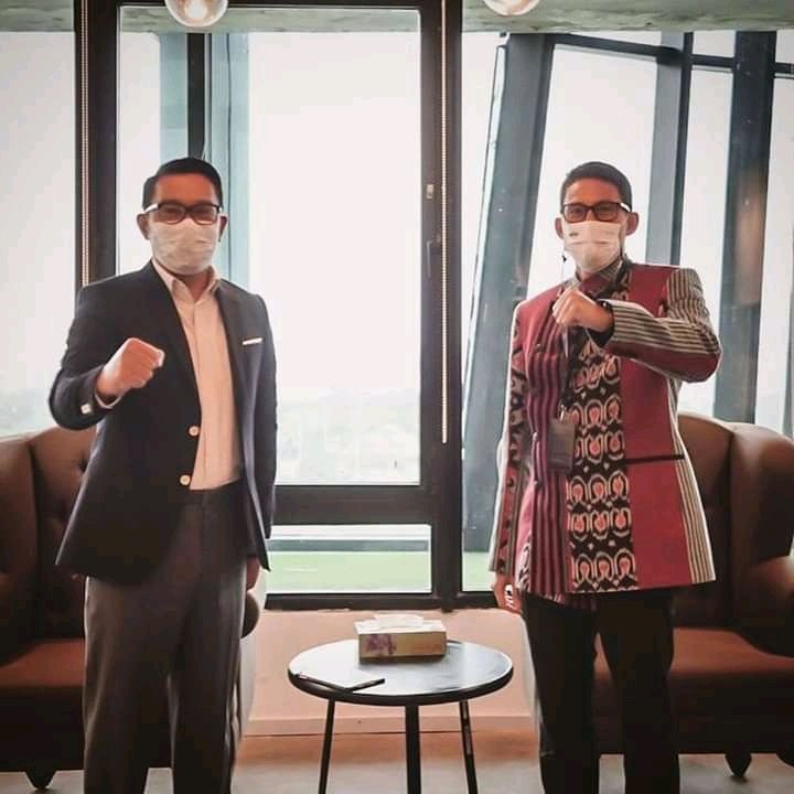 gubernur Jawa Barat (Jabar) Mochamad Ridwan Kamil bersama Menteri Pariwisata dan Ekonomi Kreatif Sandiaga Uno bahas strategi dan rencana terkait Pariwisata di Jabar, bertempat di Kantor Sandiaga Uno Jakarta, Selasa, (19/1/2021).