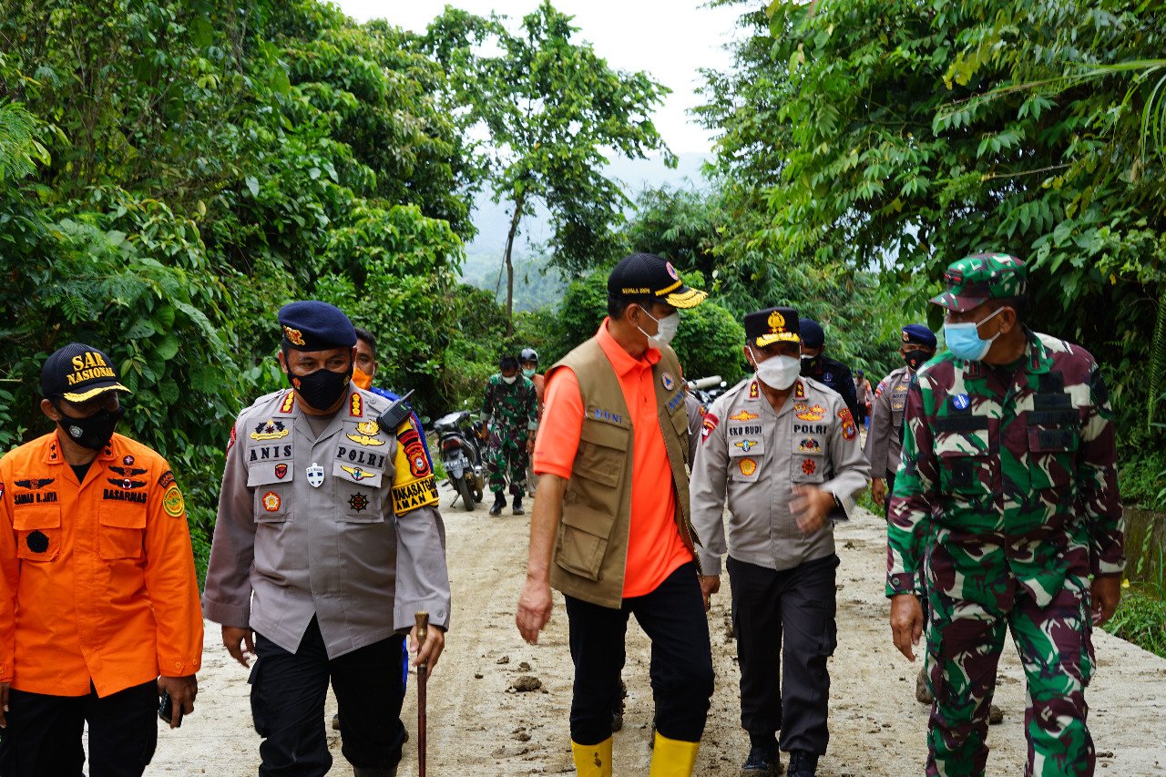 Kepala BPBD Sulbar, Darno Majid, ditemui usai menyalurkan bantuan di wilayah terdampak bencana alam di Kecamatan Ulumanda, Rabu, (20/1/2021).