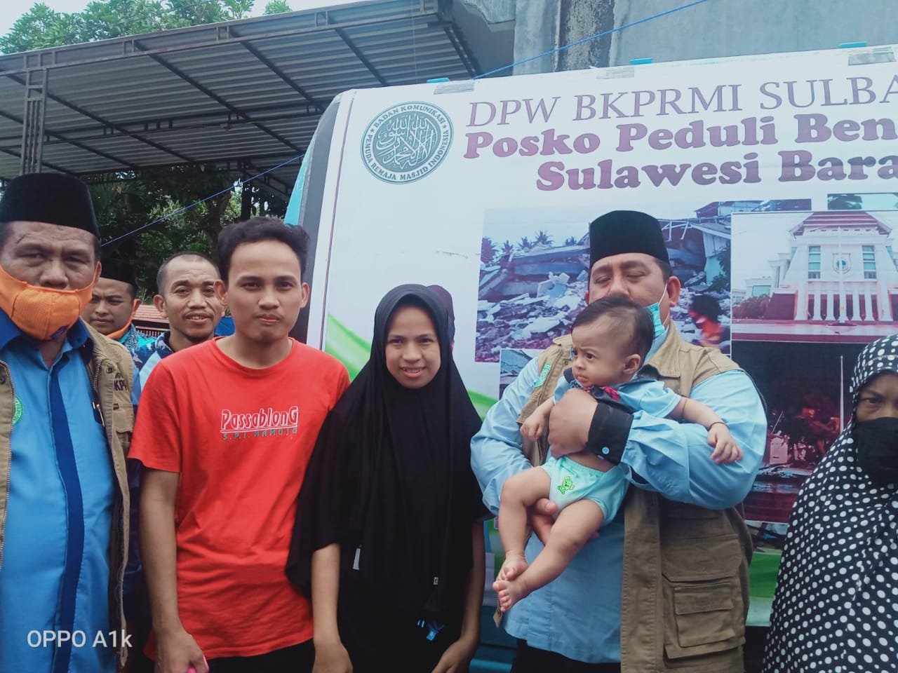 Ketua Umum DPP BKPRMI, Said Aldi Al Idrus usai menyerahkan bantuan paket sembako yang ada di Desa Taan, Kabupaten Mamuju, Rabu, (20/1/2021).