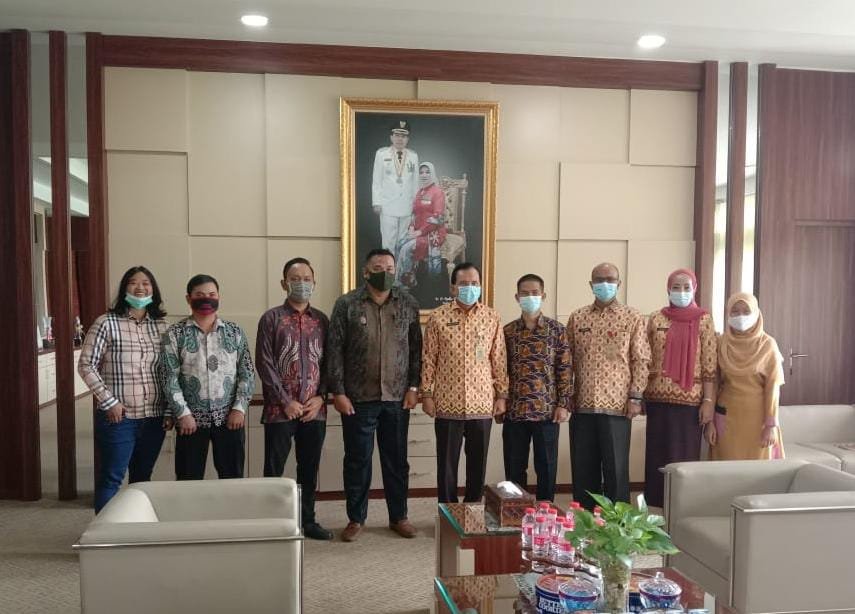 LBH Prabumulih Sebenean yang diketuai, Abi Samran SH dengan didampingi Sekjen, Wahyu Dwi Saputro SH beraudiensi dengan Walikota (Wako) Ir. H. Ridho Yahya. MM di ruang kerja Walikota, Kamis (21/1/2021).