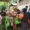 Anggota DPR RI dari fraksi Partai Gerindra, Andi Ruskati Ali Baal saat memberikan bantuan bagi korban gempa di Sulbar.