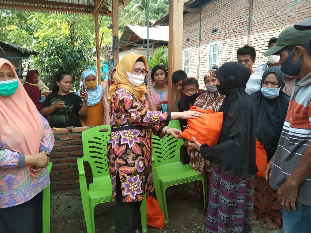 Anggota DPR RI dari fraksi Partai Gerindra, Andi Ruskati Ali Baal saat memberikan bantuan bagi korban gempa di Sulbar.