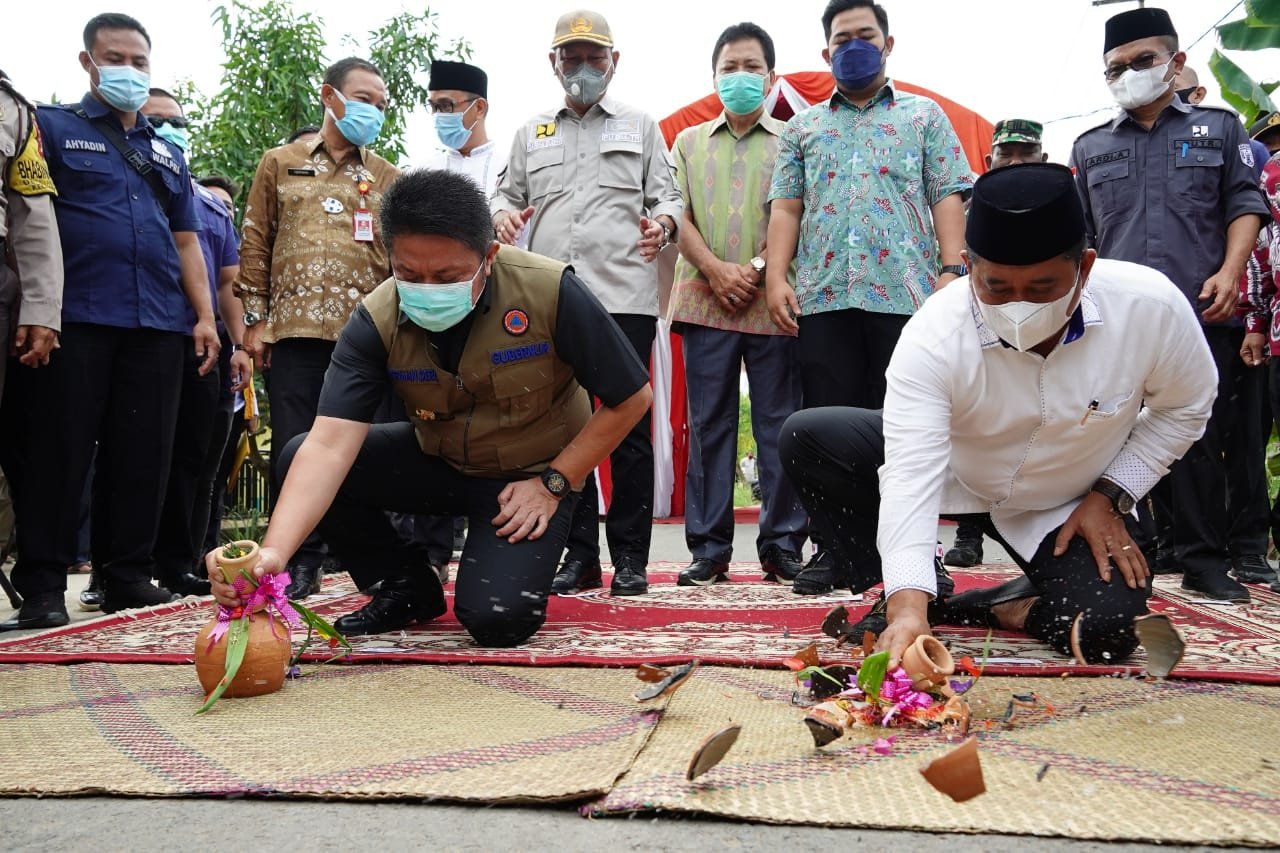 Gubernur Sumsel Herman Deru saat pembangunan jalan di Desa Merah Mata Banyuasin.