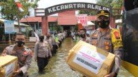 Kapolres Kapuas ‘Terjang’ Banjir Demi Salurkan Logistik ke Warga Barito Kuala